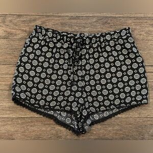 About a Girl Women's Flowy Shorts Size Small black white‎ pull on Crochet Trim